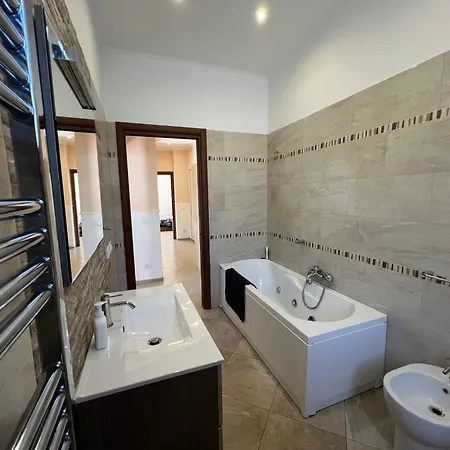 Free Parking - 5 Min From Bus Stop - Excellent *